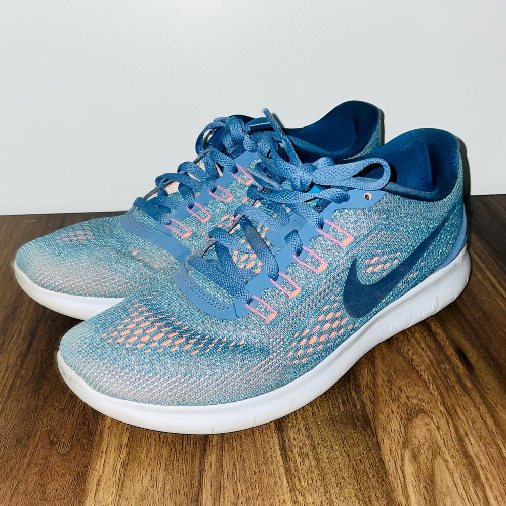 NIKE FREE RUNS